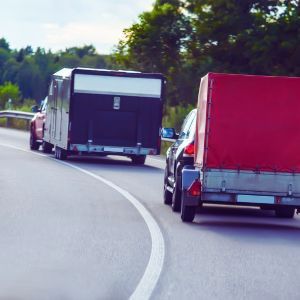 Hoe hard mag je met een aanhanger rijden? Maximumsnelheden in Europa