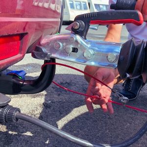 2 stuks aanhangwagenkabel, ontsnappingskabel voor caravan, 1 meter veiligheidskabel voor aanhangwagens met 2 karabijnhaken, rode afscheidingskabel voor alle gangbare geremde aanhangwagens